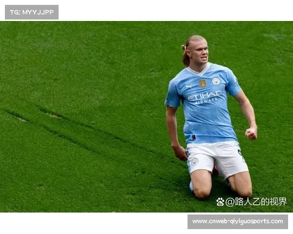 特写：哈兰德点球破门后指向天空，致敬家人支持